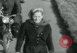 Image Dr Barbara Moore marcher à Land's End Royaume-Uni, 1960, de la seconde 7 séquences d'archives historiques vidéo 65675039456