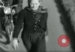 Image Dr Barbara Moore marcher à Land's End Royaume-Uni, 1960, de la seconde 8 séquences d'archives historiques vidéo 65675039456