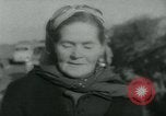 Image Dr Barbara Moore marcher à Land's End Royaume-Uni, 1960, de la seconde 12 séquences d'archives historiques vidéo 65675039456
