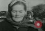 Image Dr Barbara Moore marcher à Land's End Royaume-Uni, 1960, de la seconde 13 séquences d'archives historiques vidéo 65675039456