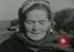 Image Dr Barbara Moore marcher à Land's End Royaume-Uni, 1960, de la seconde 14 séquences d'archives historiques vidéo 65675039456