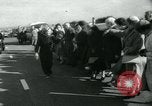 Image Dr Barbara Moore marcher à Land's End Royaume-Uni, 1960, de la seconde 15 séquences d'archives historiques vidéo 65675039456