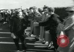 Image Dr Barbara Moore marcher à Land's End Royaume-Uni, 1960, de la seconde 17 séquences d'archives historiques vidéo 65675039456