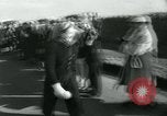 Image Dr Barbara Moore marcher à Land's End Royaume-Uni, 1960, de la seconde 18 séquences d'archives historiques vidéo 65675039456
