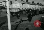Image Dr Barbara Moore marcher à Land's End Royaume-Uni, 1960, de la seconde 22 séquences d'archives historiques vidéo 65675039456