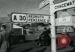 Image Dr Barbara Moore marcher à Land's End Royaume-Uni, 1960, de la seconde 26 séquences d'archives historiques vidéo 65675039456
