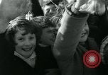 Image Dr Barbara Moore marcher à Land's End Royaume-Uni, 1960, de la seconde 27 séquences d'archives historiques vidéo 65675039456
