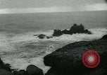 Image Dr Barbara Moore marcher à Land's End Royaume-Uni, 1960, de la seconde 28 séquences d'archives historiques vidéo 65675039456