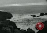 Image Dr Barbara Moore marcher à Land's End Royaume-Uni, 1960, de la seconde 30 séquences d'archives historiques vidéo 65675039456
