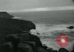 Image Dr Barbara Moore marcher à Land's End Royaume-Uni, 1960, de la seconde 31 séquences d'archives historiques vidéo 65675039456