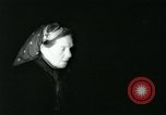 Image Dr Barbara Moore marcher à Land's End Royaume-Uni, 1960, de la seconde 37 séquences d'archives historiques vidéo 65675039456