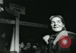 Image Dr Barbara Moore marcher à Land's End Royaume-Uni, 1960, de la seconde 55 séquences d'archives historiques vidéo 65675039456