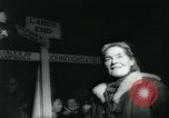 Image Dr Barbara Moore marcher à Land's End Royaume-Uni, 1960, de la seconde 56 séquences d'archives historiques vidéo 65675039456