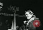 Image Dr Barbara Moore marcher à Land's End Royaume-Uni, 1960, de la seconde 57 séquences d'archives historiques vidéo 65675039456