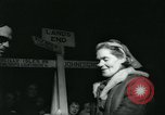 Image Dr Barbara Moore marcher à Land's End Royaume-Uni, 1960, de la seconde 58 séquences d'archives historiques vidéo 65675039456