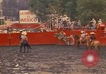 Standbild Frauen reiten Team Mexico City Mexiko, 1975, aus Sekunde 5 historischem Filmmaterial Videoclip 65675039478