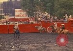 Standbild Frauen reiten Team Mexico City Mexiko, 1975, aus Sekunde 6 historischem Filmmaterial Videoclip 65675039478