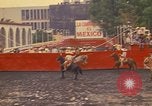 Standbild Frauen reiten Team Mexico City Mexiko, 1975, aus Sekunde 8 historischem Filmmaterial Videoclip 65675039478