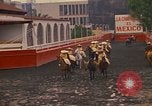 Standbild Frauen reiten Team Mexico City Mexiko, 1975, aus Sekunde 11 historischem Filmmaterial Videoclip 65675039478