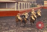 Standbild Frauen reiten Team Mexico City Mexiko, 1975, aus Sekunde 12 historischem Filmmaterial Videoclip 65675039478