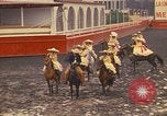 Standbild Frauen reiten Team Mexico City Mexiko, 1975, aus Sekunde 13 historischem Filmmaterial Videoclip 65675039478
