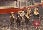 Standbild Frauen reiten Team Mexico City Mexiko, 1975, aus Sekunde 14 historischem Filmmaterial Videoclip 65675039478