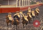 Standbild Frauen reiten Team Mexico City Mexiko, 1975, aus Sekunde 16 historischem Filmmaterial Videoclip 65675039478