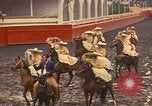 Standbild Frauen reiten Team Mexico City Mexiko, 1975, aus Sekunde 18 historischem Filmmaterial Videoclip 65675039478