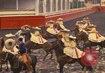 Standbild Frauen reiten Team Mexico City Mexiko, 1975, aus Sekunde 19 historischem Filmmaterial Videoclip 65675039478
