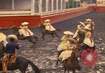 Standbild Frauen reiten Team Mexico City Mexiko, 1975, aus Sekunde 20 historischem Filmmaterial Videoclip 65675039478