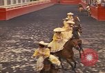 Standbild Frauen reiten Team Mexico City Mexiko, 1975, aus Sekunde 21 historischem Filmmaterial Videoclip 65675039478