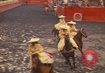 Standbild Frauen reiten Team Mexico City Mexiko, 1975, aus Sekunde 22 historischem Filmmaterial Videoclip 65675039478