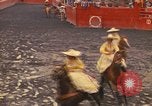 Standbild Frauen reiten Team Mexico City Mexiko, 1975, aus Sekunde 23 historischem Filmmaterial Videoclip 65675039478