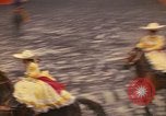 Standbild Frauen reiten Team Mexico City Mexiko, 1975, aus Sekunde 24 historischem Filmmaterial Videoclip 65675039478