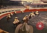 Standbild Frauen reiten Team Mexico City Mexiko, 1975, aus Sekunde 46 historischem Filmmaterial Videoclip 65675039478