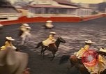Standbild Frauen reiten Team Mexico City Mexiko, 1975, aus Sekunde 47 historischem Filmmaterial Videoclip 65675039478