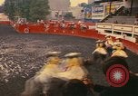 Standbild Frauen reiten Team Mexico City Mexiko, 1975, aus Sekunde 49 historischem Filmmaterial Videoclip 65675039478