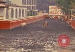 Standbild Pferd Reiter Mexico City Mexiko, 1975, aus Sekunde 12 historischem Filmmaterial Videoclip 65675039479