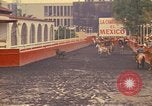 Standbild Pferd Reiter Mexico City Mexiko, 1975, aus Sekunde 27 historischem Filmmaterial Videoclip 65675039479