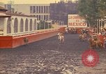 Standbild Pferd Reiter Mexico City Mexiko, 1975, aus Sekunde 30 historischem Filmmaterial Videoclip 65675039479