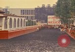 Standbild Pferd Reiter Mexico City Mexiko, 1975, aus Sekunde 49 historischem Filmmaterial Videoclip 65675039479