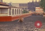 Standbild Pferd Reiter Mexico City Mexiko, 1975, aus Sekunde 57 historischem Filmmaterial Videoclip 65675039479