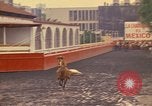 Standbild Pferd Reiter Mexico City Mexiko, 1975, aus Sekunde 58 historischem Filmmaterial Videoclip 65675039479