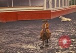 Standbild Pferd Reiter Mexico City Mexiko, 1975, aus Sekunde 60 historischem Filmmaterial Videoclip 65675039479