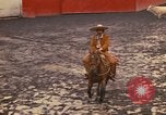 Standbild Pferd Reiter Mexico City Mexiko, 1975, aus Sekunde 61 historischem Filmmaterial Videoclip 65675039479