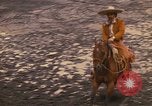 Standbild Pferd Reiter Mexico City Mexiko, 1975, aus Sekunde 62 historischem Filmmaterial Videoclip 65675039479