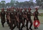 Image peloton de la garde du palais Jakarta Indonésie, 1964, de la seconde 39 séquences d'archives historiques vidéo 65675039483
