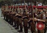Image peloton de la garde du palais Jakarta Indonésie, 1964, de la seconde 56 séquences d'archives historiques vidéo 65675039483