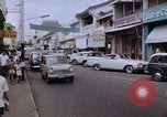 Immagine di La circolazione di Giacarta area dello shopping Jakarta Indonesia, 1964, secondo 14 filmato di repertorio 65675039494