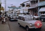 Immagine di La circolazione di Giacarta area dello shopping Jakarta Indonesia, 1964, secondo 16 filmato di repertorio 65675039494